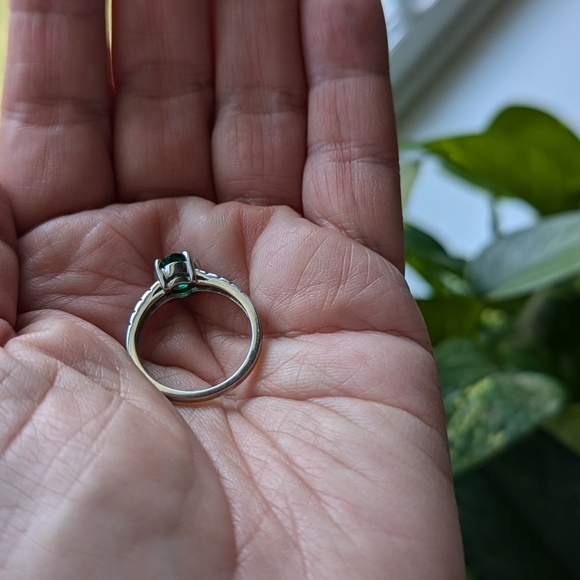 18k Diamond and emerald ring size 7 - Picture 4 of 10